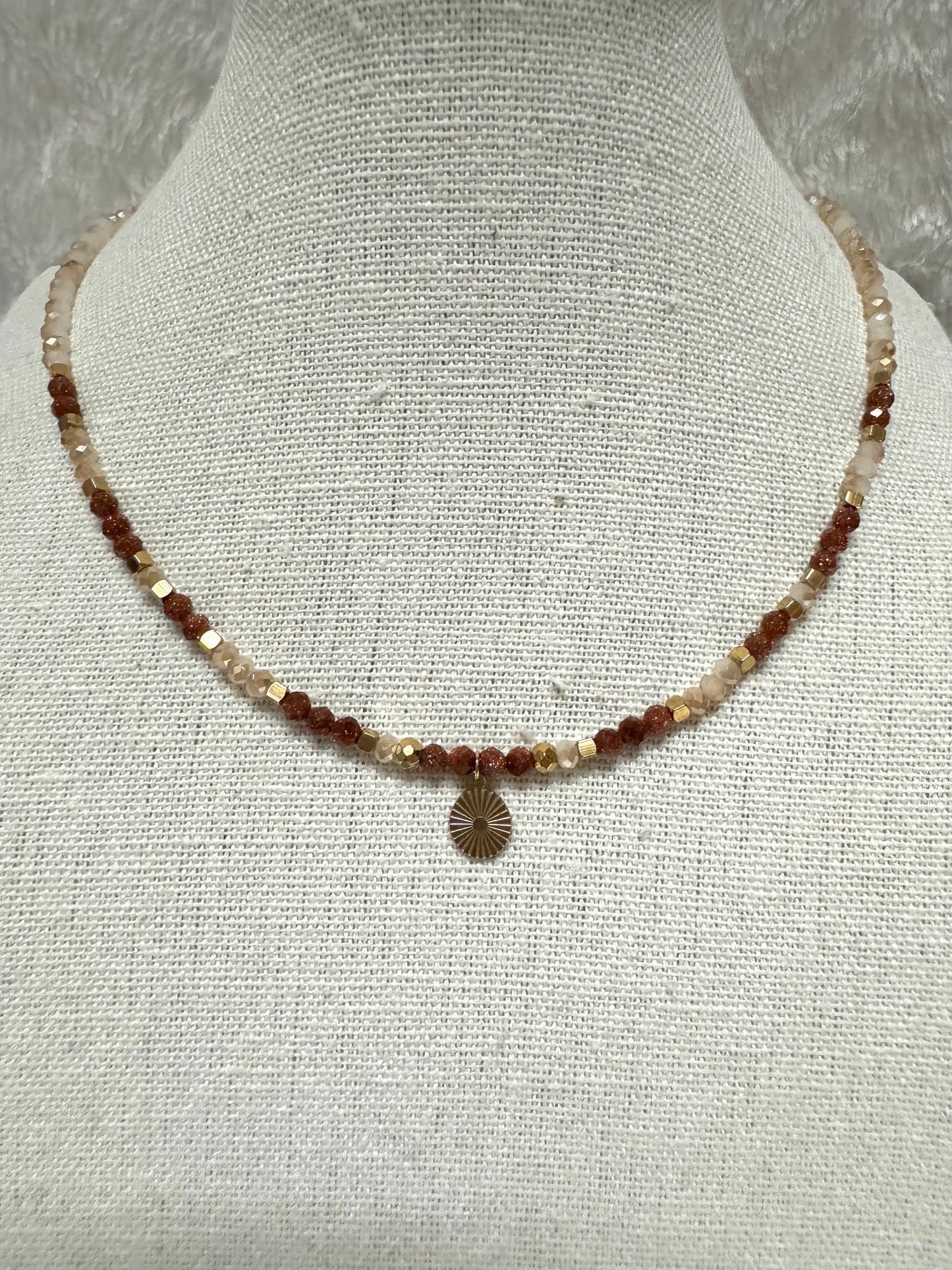 Collier perles et pendentif